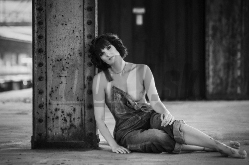 Česká muzikálová tanečnica Nikola Skondrojani sa snaží podporovať ženy trpiace zákernou rakovinou. Následky krutej choroby, ktoré sa na nej viditeľne podpísali, si dokonca nechala zvečniť pre istý kalendár.  