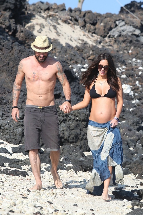 Megan Fox sa počas romantickej prechádzky s manželom pýšila tehotenským bruškom. 