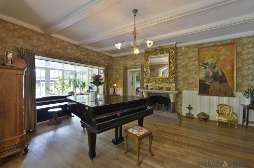 Luxusná vila Karla Svobodu pôsobí zvnútra naozaj honosne. Nachádza sa v nej dokonca aj klavír, na ktorom skladal hity. 
