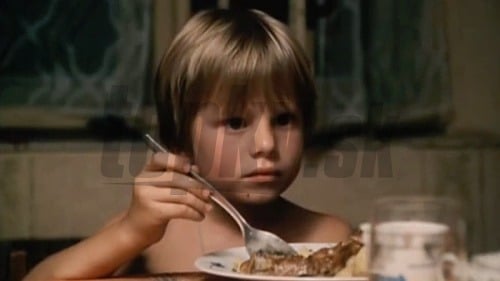 Nezbedného chlapca z Hoštíc Jirka Škopeka stvárnil Martin Šotola. Malý chlapec si vo filme zahral mnohé nezabudnuteľné vtipné scény, ktoré si diváci dodnes pamätajú.
