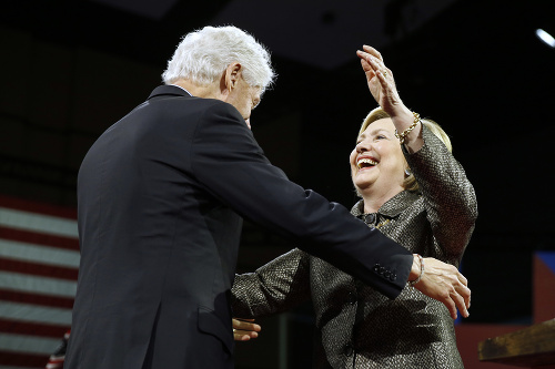 Clintonovej zablahoželal aj jej manžel a exprezident USA Bill Clinton.