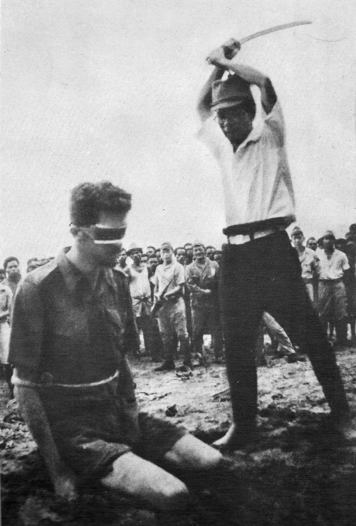 Poprava austrálskeho vojaka Japoncom v Novej Guinei, rok 1943.