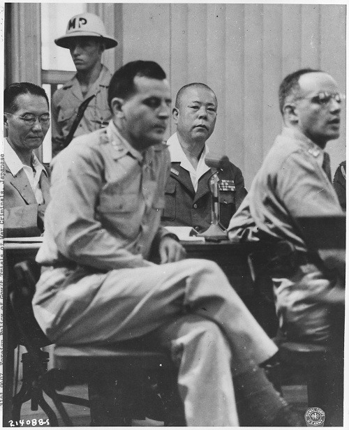 Japonského generála Tomojukiho Jamašitu (druhý sprava) odsúdili v Manile na trest smrti.