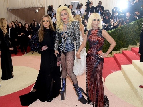 Výstredná Lady Gaga nesklamala. V metalickom brnení, bez nohavíc a s kopytami na nohách mala oporu v Donatelle Versace a jej dcére Allegre. 