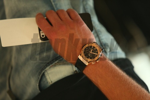 Andrej Sekera sa na ruke pýši hodinkami luxusnej švajčiarskej značky v hodnote takmer 30 000 eur. 