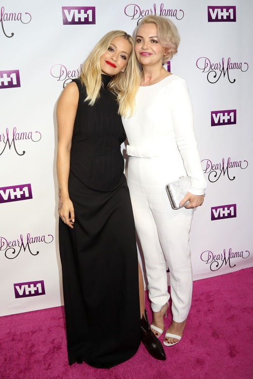 Speváčka Rita Ora so svojou maminou