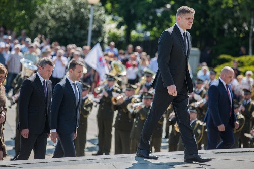 Predseda vlády SR Robert Fico (v popredí) počas pietneho aktu kladenia vencov pri príležitosti Dňa víťazstva nad fašizmom na Slavíne.