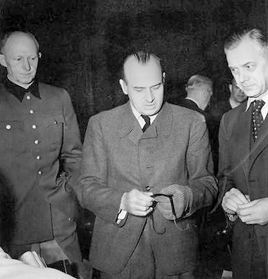 Hans Frank (v strede) v roku 1946.