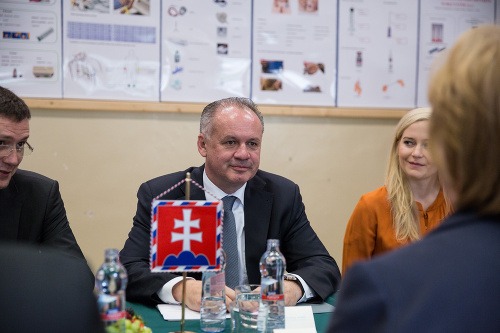 Andrej Kiska (v strede) počas stretnutia s vedením a so študentmi Strednej zdravotníckej školy. 