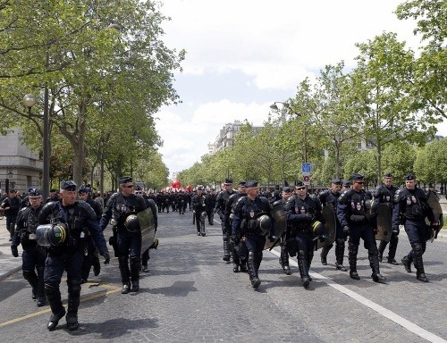FOTO Policajti vo Francúzsku