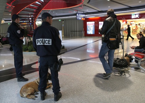 Polícia na parížskom letisku.