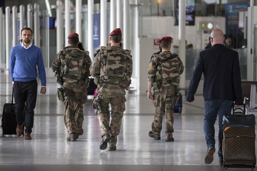 Vojaci na parížskom letisku.