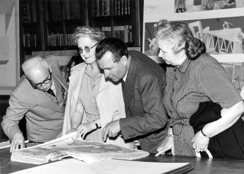 Klement Gottwald s manželkou a Edvard Beneš s manželkou v roku 1945.