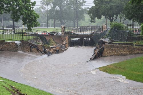 Texas zasiahli povodne.