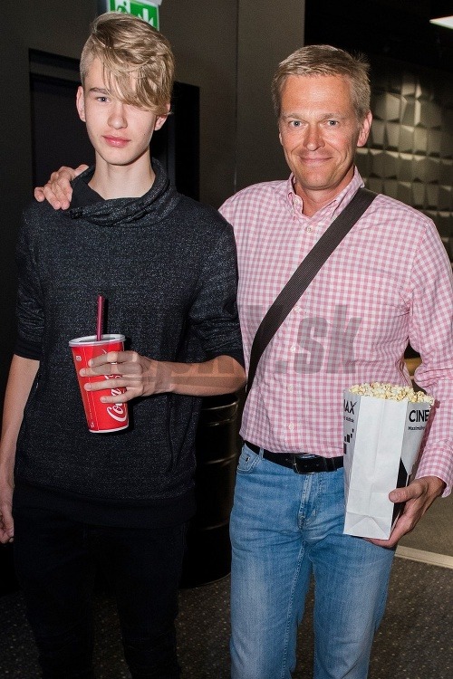 Martin Nikodým spolu so svojím 15-ročným synom Adamom, ktorý ho čochvíľa už prerastie.