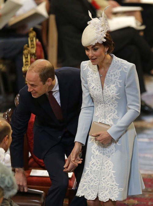Princovi Williamovi ubúdajú vlasy, jeho manželke Kate kilá. 