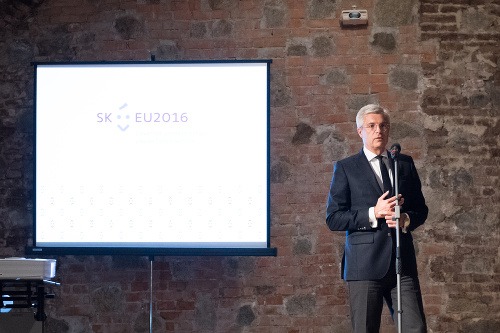 Štátny tajomník Ministerstva zahraničných vecí a európskych záležitostí SR Ivan Korčok počas predstavenia zberateľskej mince pri príležitosti predsedníctva SR v Rade EÚ