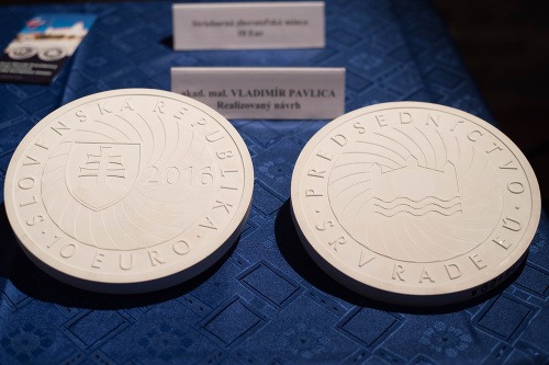 Pohľad na odliatok mince počas predstavenia zberateľskej mince pri príležitosti predsedníctva SR v Rade EÚ
