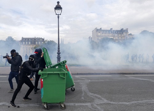 Pekelné demonštrácie v Paríži: