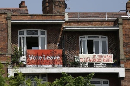 Balkóny ozdobené transparentmi dvoch rozdielnych názorov na brexit