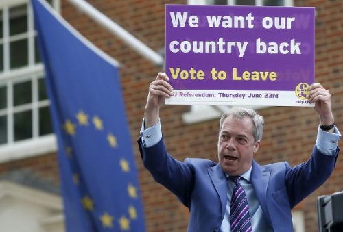 Tvárou kampane za odchod je známy europoslanec Nigel Farage