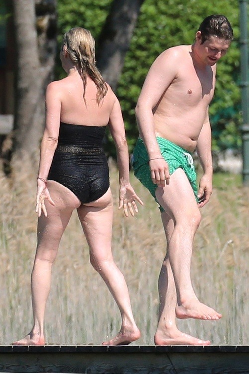 Kate Moss a jej milenec si užívali chvíle oddychu pri jazere. Paparazzom odhalili svoje nedokonalosti. 