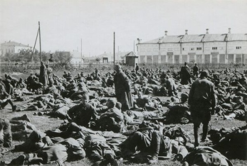 Sovietski väzni v tábore Potschuz počas operácie Barbarossa