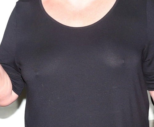 Gábina Osvaldová sa v spoločnosti objavila v čiernom tričku. Pod nim však nemala žiadnu podprsenku, dokonalo jej tak presvitali jej holé prsia. 