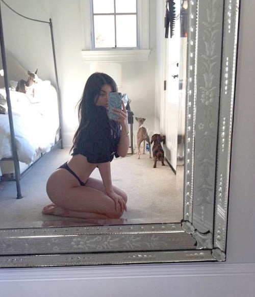 Kylie Jenner rada vystavuje svoje krivky na obdiv. 