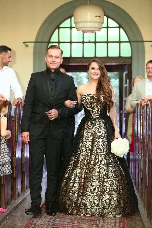 Natália Hatalová je už vydatou pani. Vydávala sa v netradičných zlato-čiernych šatách.