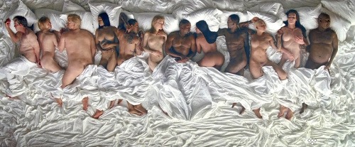 Kanye West svojím najnovším videoklipom poriadne šokoval verejnosť a pár známych osobností. 