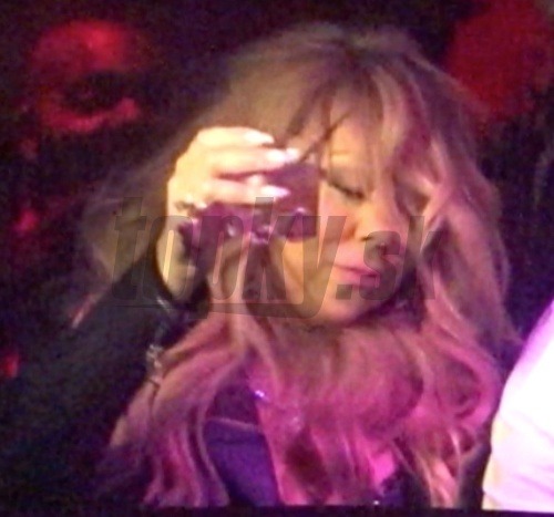 Mariah Carey sa počas večera dobre zabávala. S pohárikom v ruke pôsobila, že má už čo-to aj vypité.