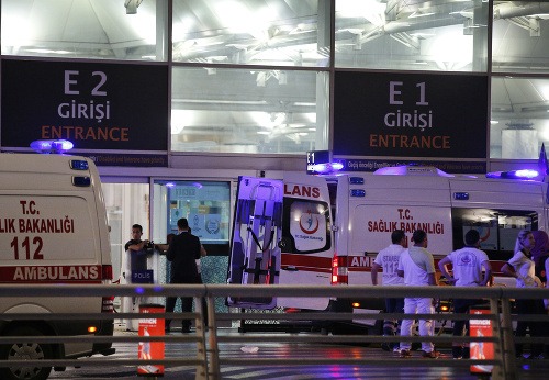 Turecké letisko zasiahli dva