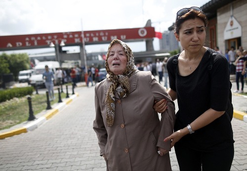 Plačúca matka jednej z tureckých obetí.