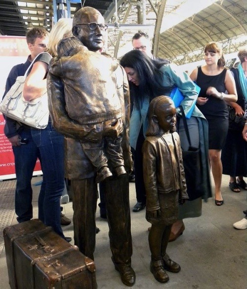 Wintonov pomník na pražskej hlavnej železničnej stanici