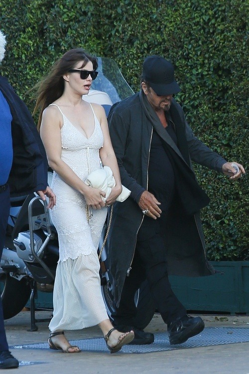 Al Pacino maskoval pribraté brucho v čiernom outfite. Jeho láska sa v bielych šatách pochválila bujným poprsím. 