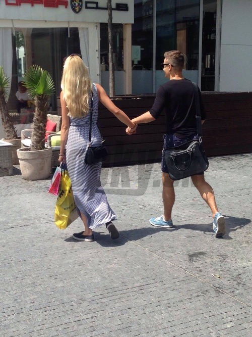 Tanečník Tomáš Surovec so svojou novou priateľkou Ninou na nákupoch.