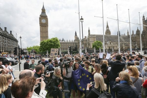 Demonštrácia pred britským parlamentom