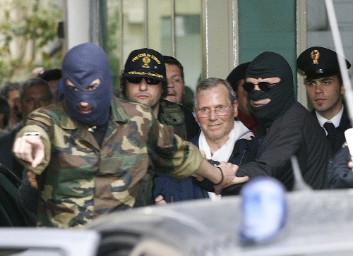 Na snímke z 11. apríla 2006 kukláči privážajú jedného z najznámejších talianskych mafiánov Bernarda Provenzana na policajnú stanicu v Palerme.