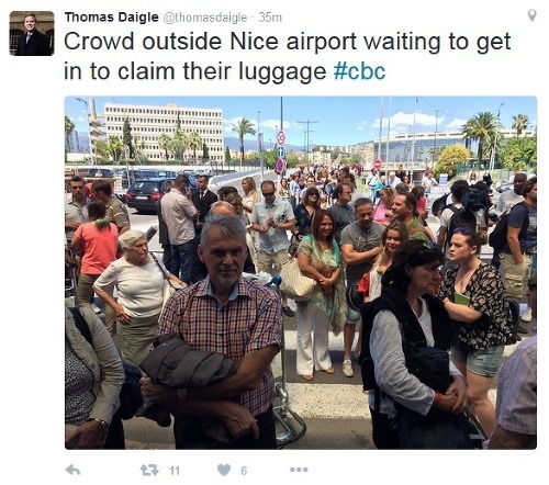 Ľudia čakajúci na svoje batožiny pred letiskom v Nice
