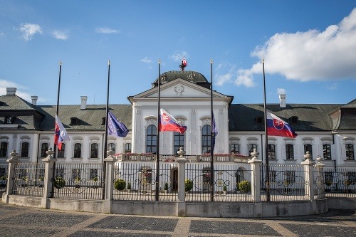 Na znak solidarity s Francúzskom po útoku v Nice sú vlajky na prednom nádvorí Prezidentského paláca stiahnuté na pol žrde. 