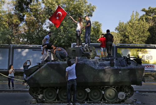 Turecko zavádza masové politické