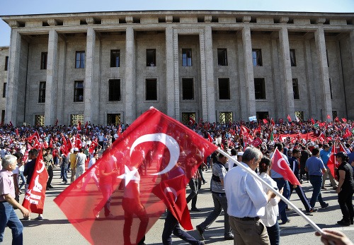 Turecko zavádza masové politické