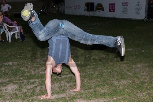 Toman Rychtera predvádzal akrobatické kúsky a jeho nohavice to nevydržali. 
