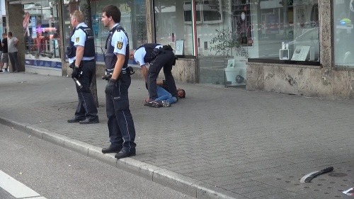 Policajti zatýkajú útočníka