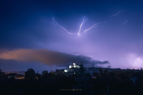 Magickú fotografiu včerajšej búrky nad Trenčianskym hradom nám poslal čitateľ Marián (Facebook/DEST)