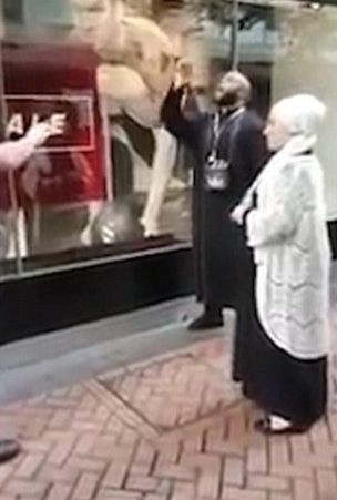 VIDEO absurdnej hádky islamského