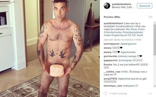 Robbie Williams sa producíroval pred svojou ženou nahý a s tortou v rozkroku. 