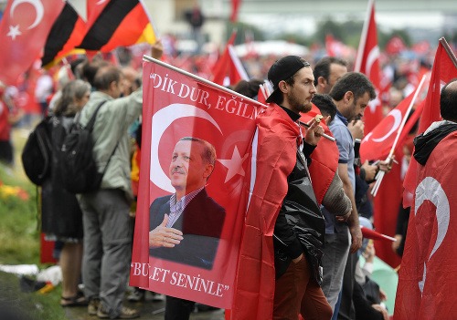 Masová demonštrácia stúpencov tureckého