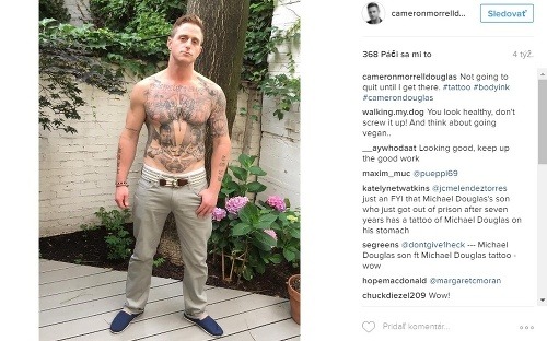 Cameron Douglas sa na nete pochválil svalnatým telom a nezvyčajným tetovaním. Na bruchu má otcovu a dedkovu podobizeň. 